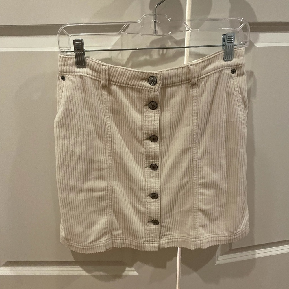 White corduroy Abercrombie and Fitch skirt. Never worn. Excellent condition.